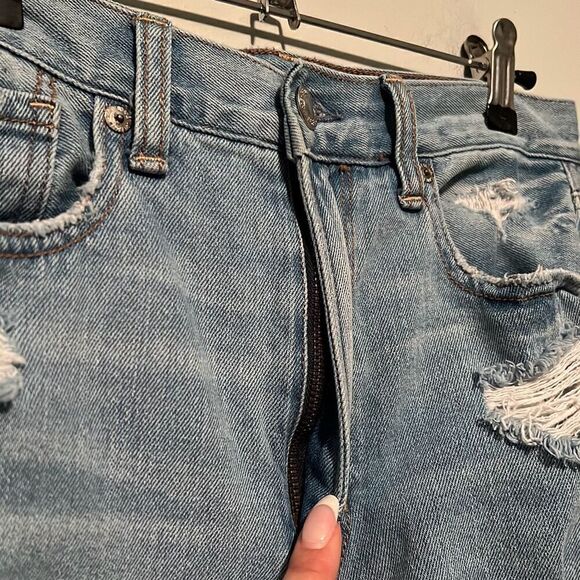 American Eagle Women’s Light Wash Blue 5 Pocket Distressed Mom Jeans - Picture 4 of 10